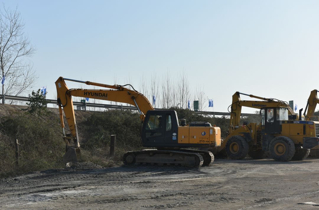 宝龙风行与化学加工与挖掘机公路施工哪个好