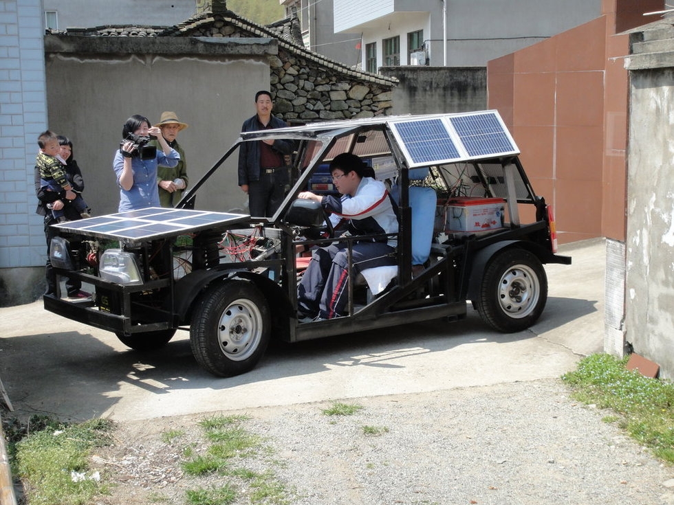 草帽与太阳能板改装电动车