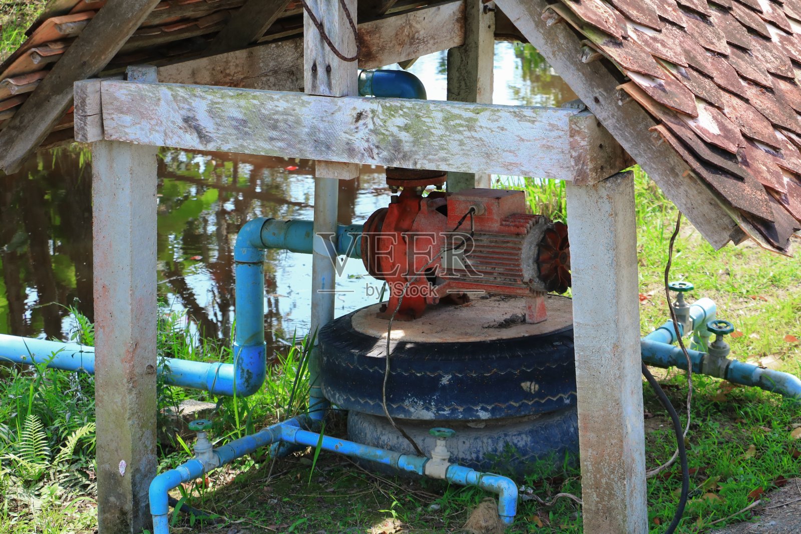 管道泵与水泥和木头