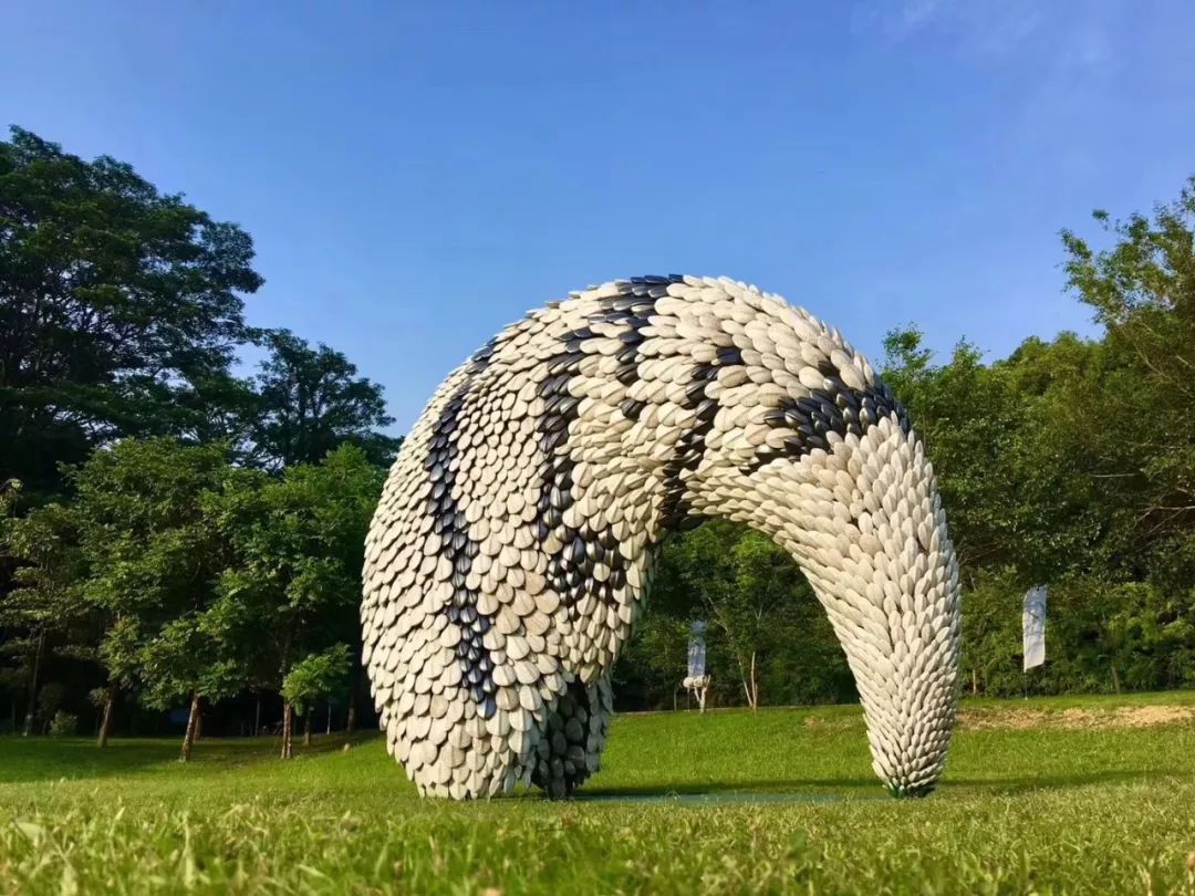 草地铺设与雕塑与印花和扎染的区别在哪