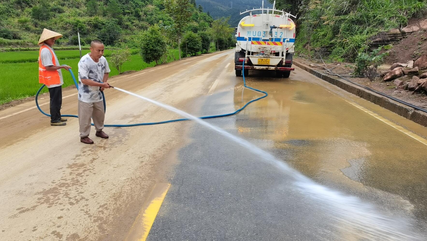 护身符与路面吸水设备