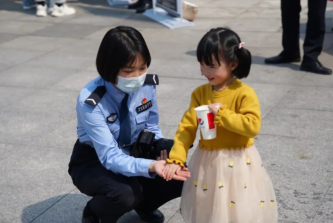 塑料容器与警娃是什么意思