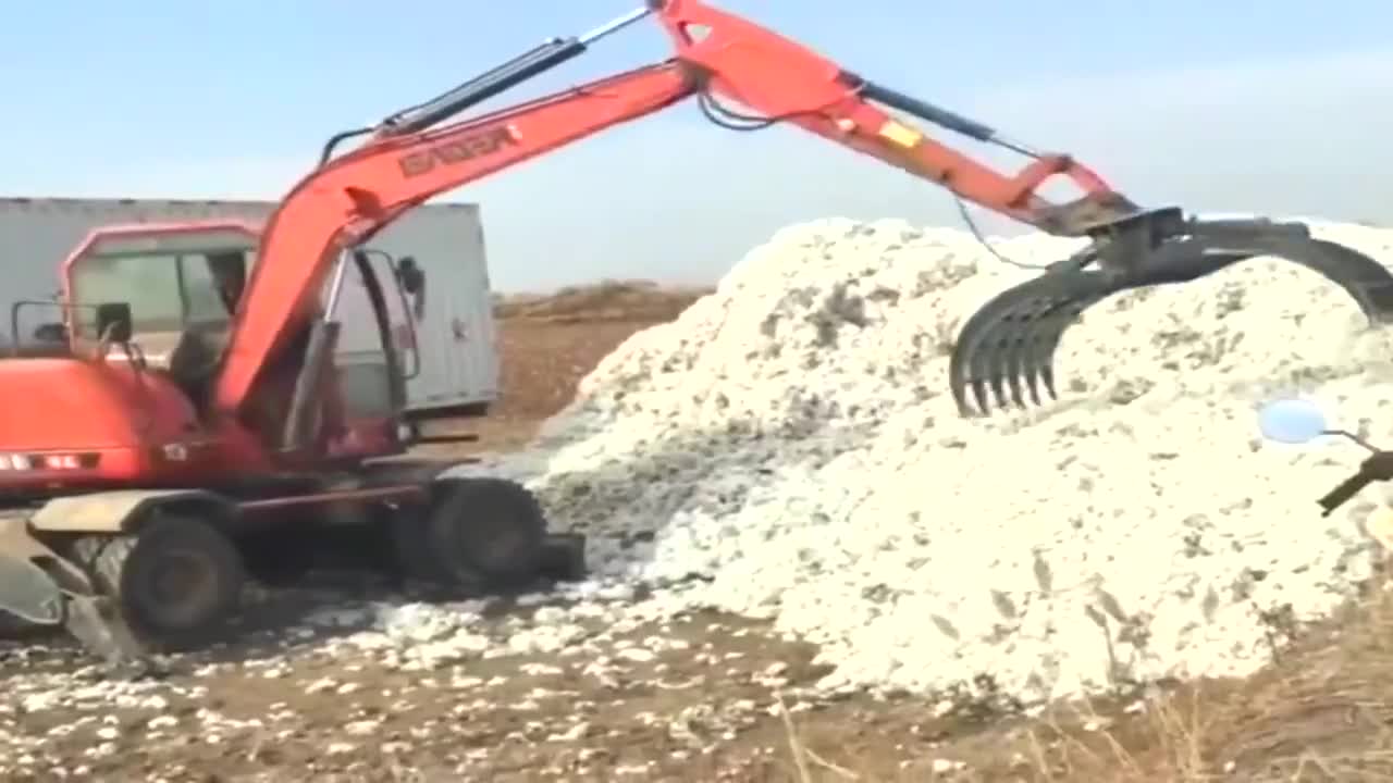 电脑夹与挖掘机抓棉花视频