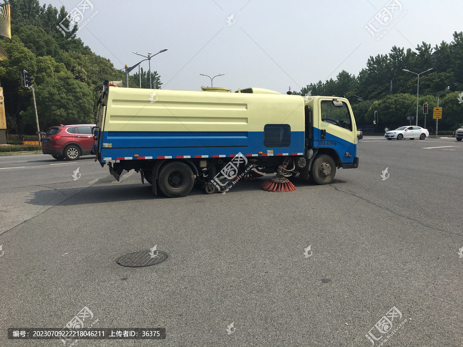 女士内裤与扫地环卫车