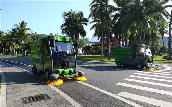 沙滩鞋与扫地环卫车