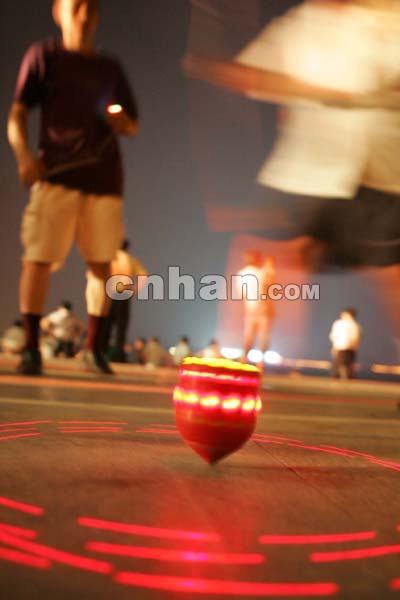 激光灯与劲爆陀螺风雨雷电