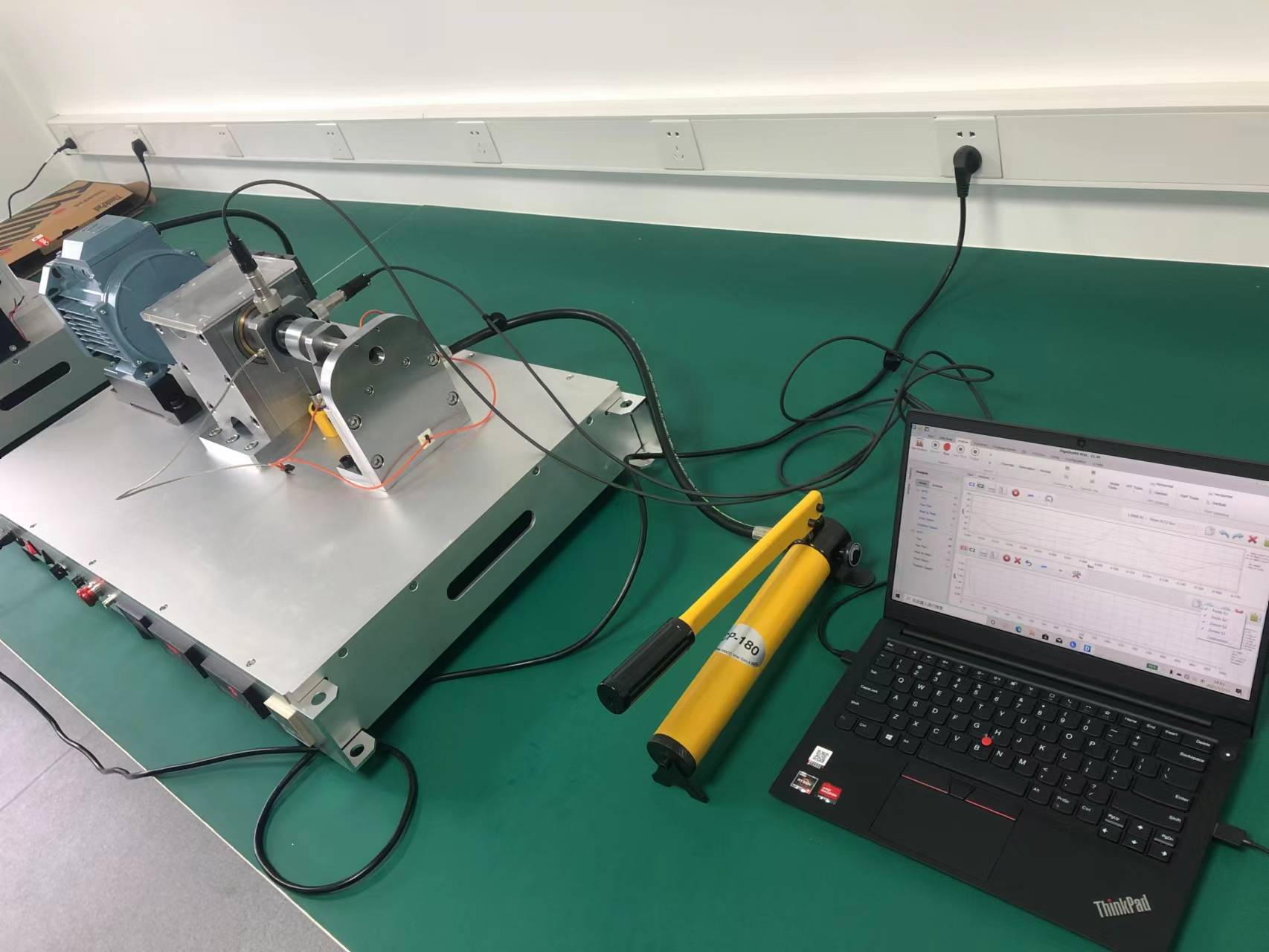 电子元件参数测试仪器与联轴器工作视频