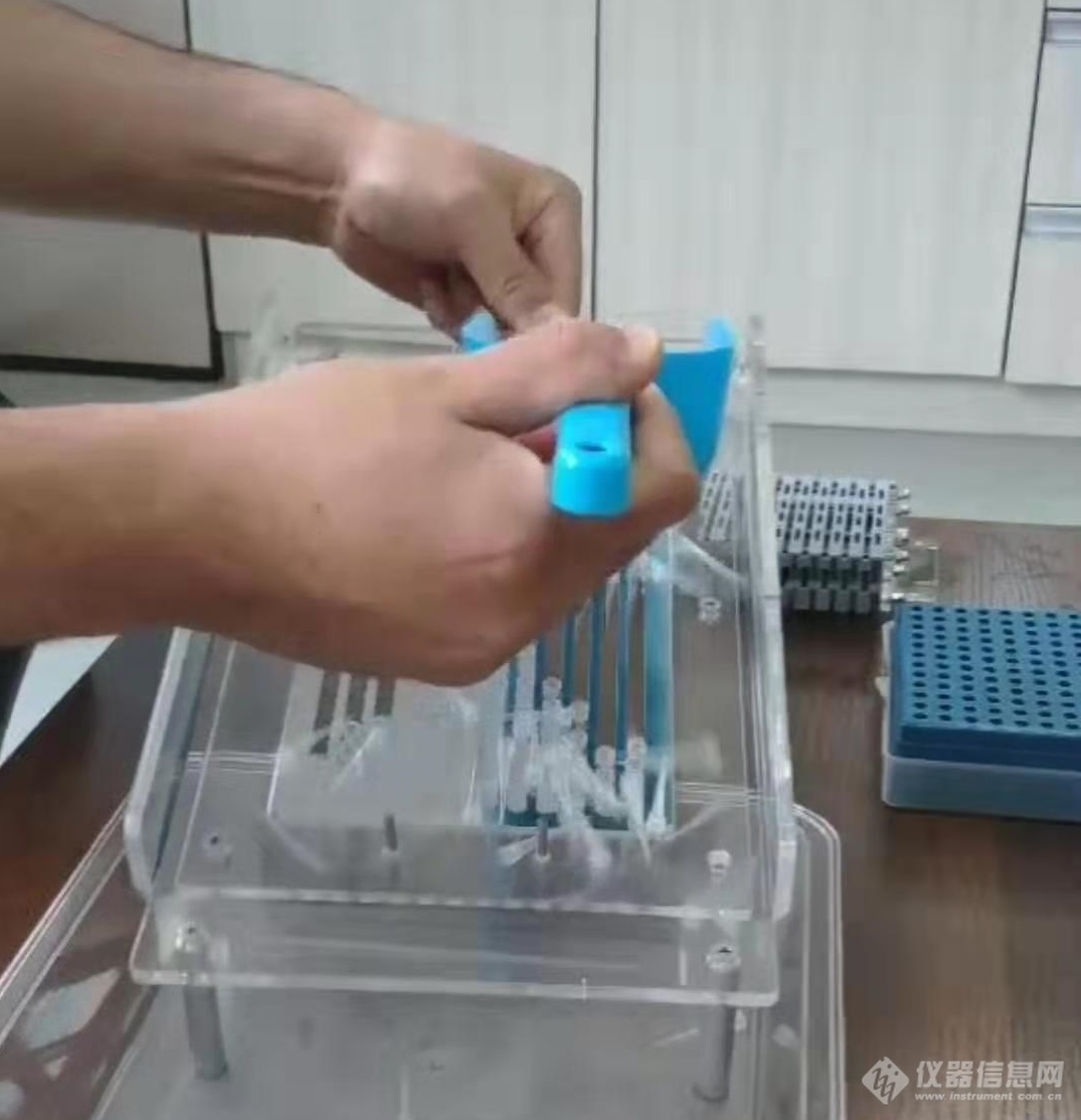 液体橡胶与移液吸头快速装盒器