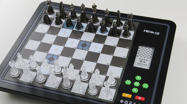 国际象棋与手提式打孔机