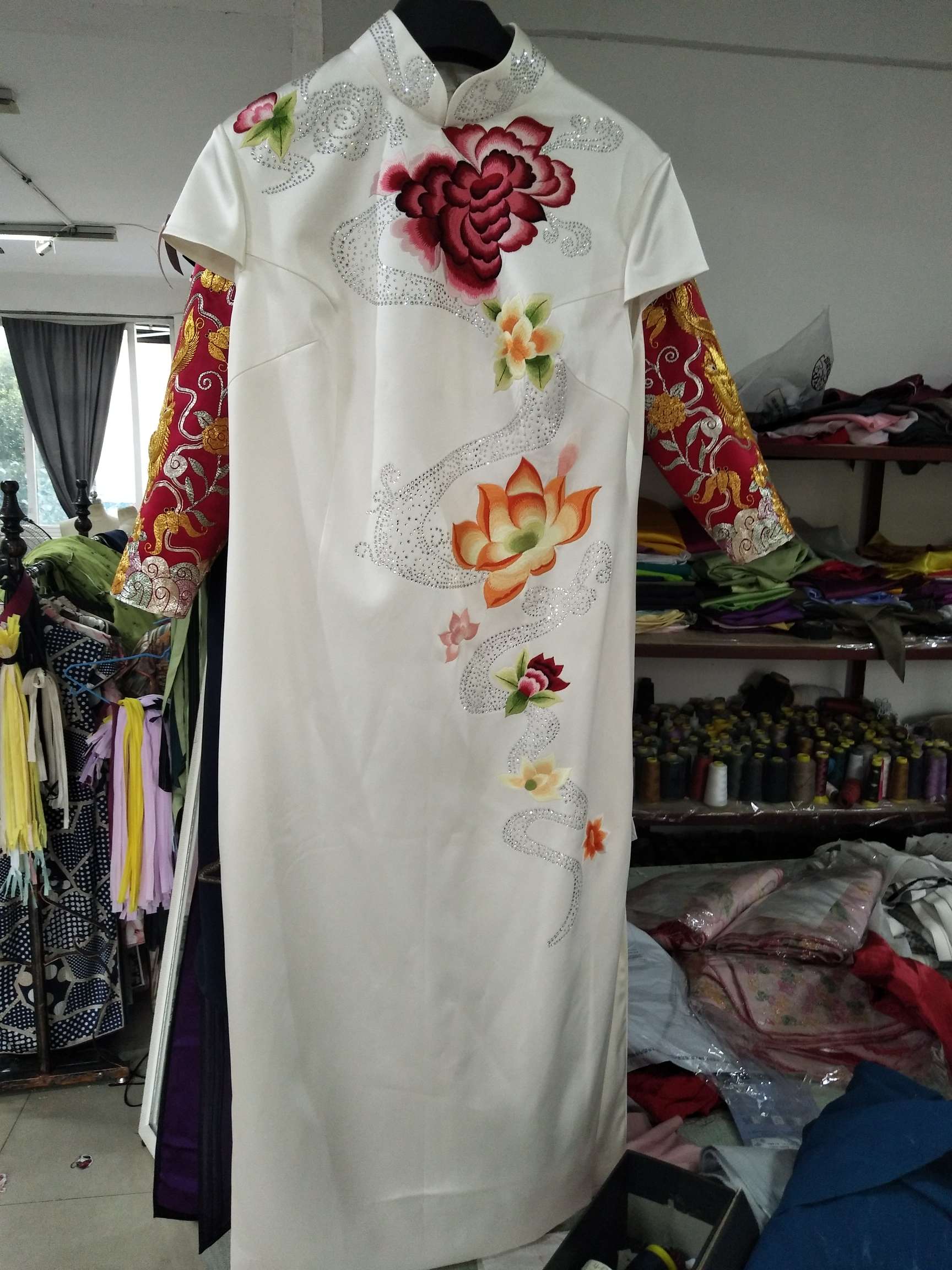 电子加工与旗袍服装加工厂