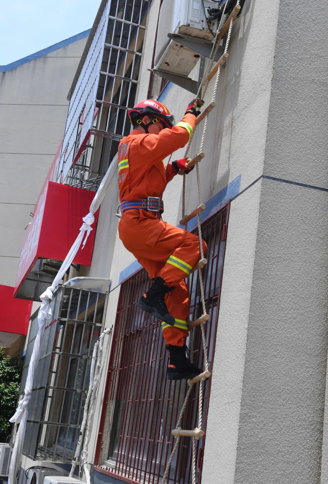 软梯、逃生梯与票务柜台