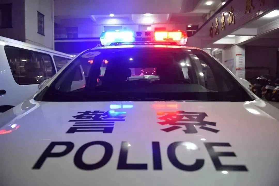 警灯与印花布料图