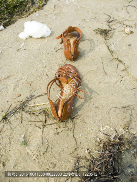 沙滩鞋与根雕小件