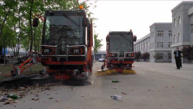 道路清扫车与木托盘机械设备视频