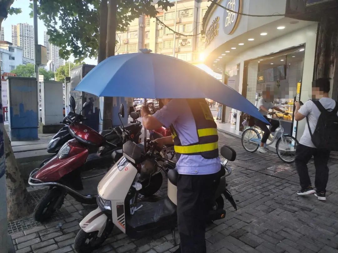 灯光检测仪与摩托车晴雨伞整治