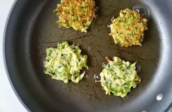 普通电视与火柴与电饼铛做水面菜饼的区别