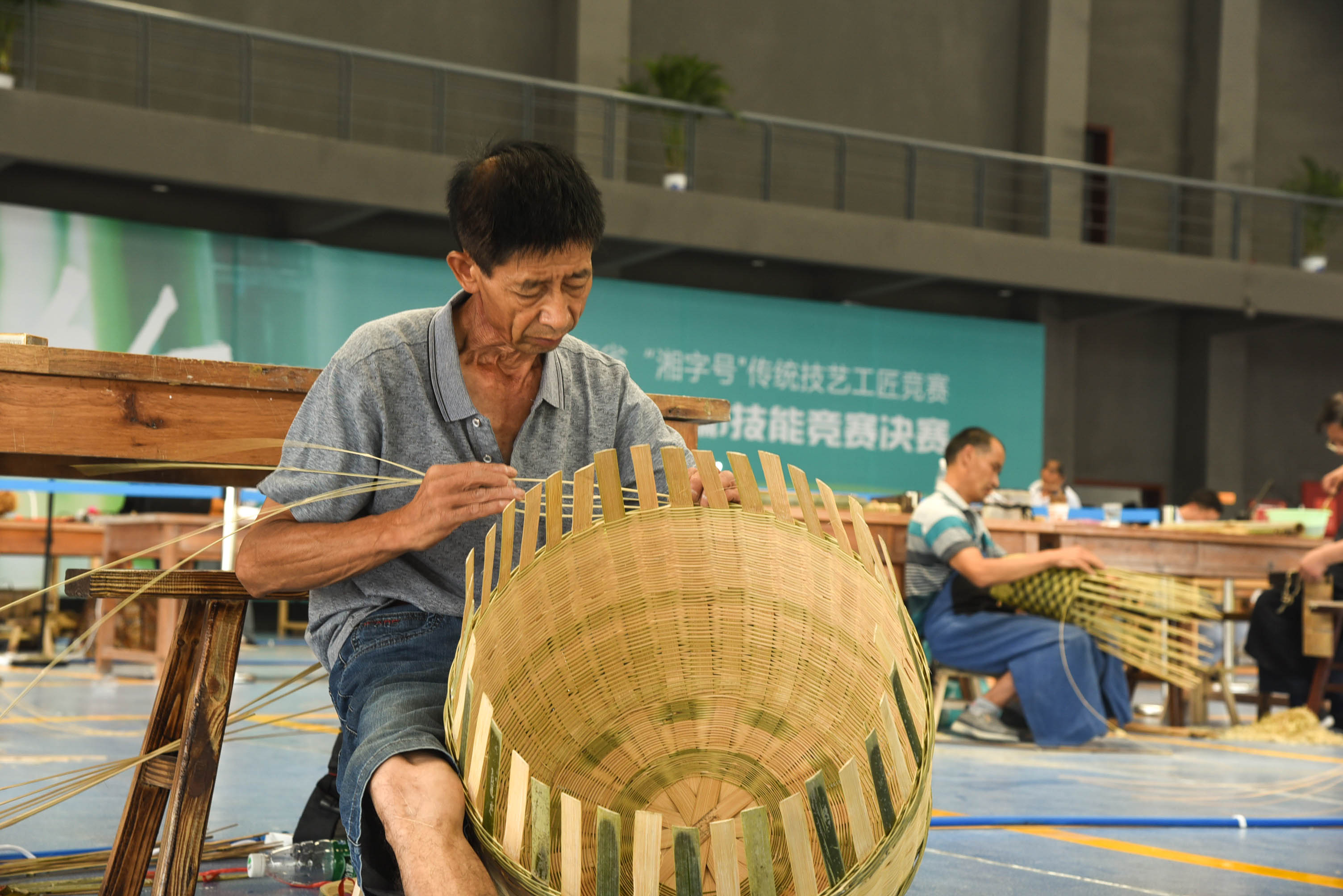 竹编工艺与天车起重机操作视频教程