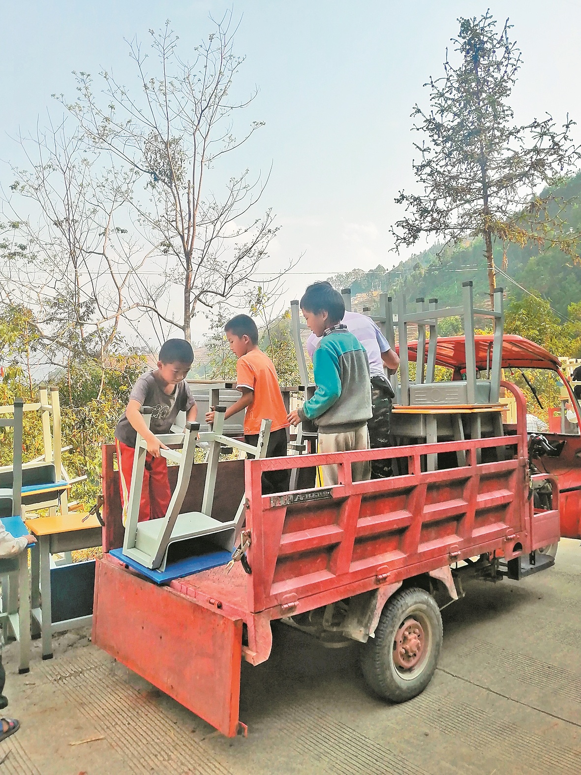 学校家具与农业汽车