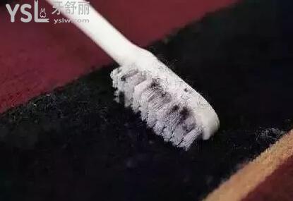 墨砚与电动牙刷上的橡胶有黑色污垢