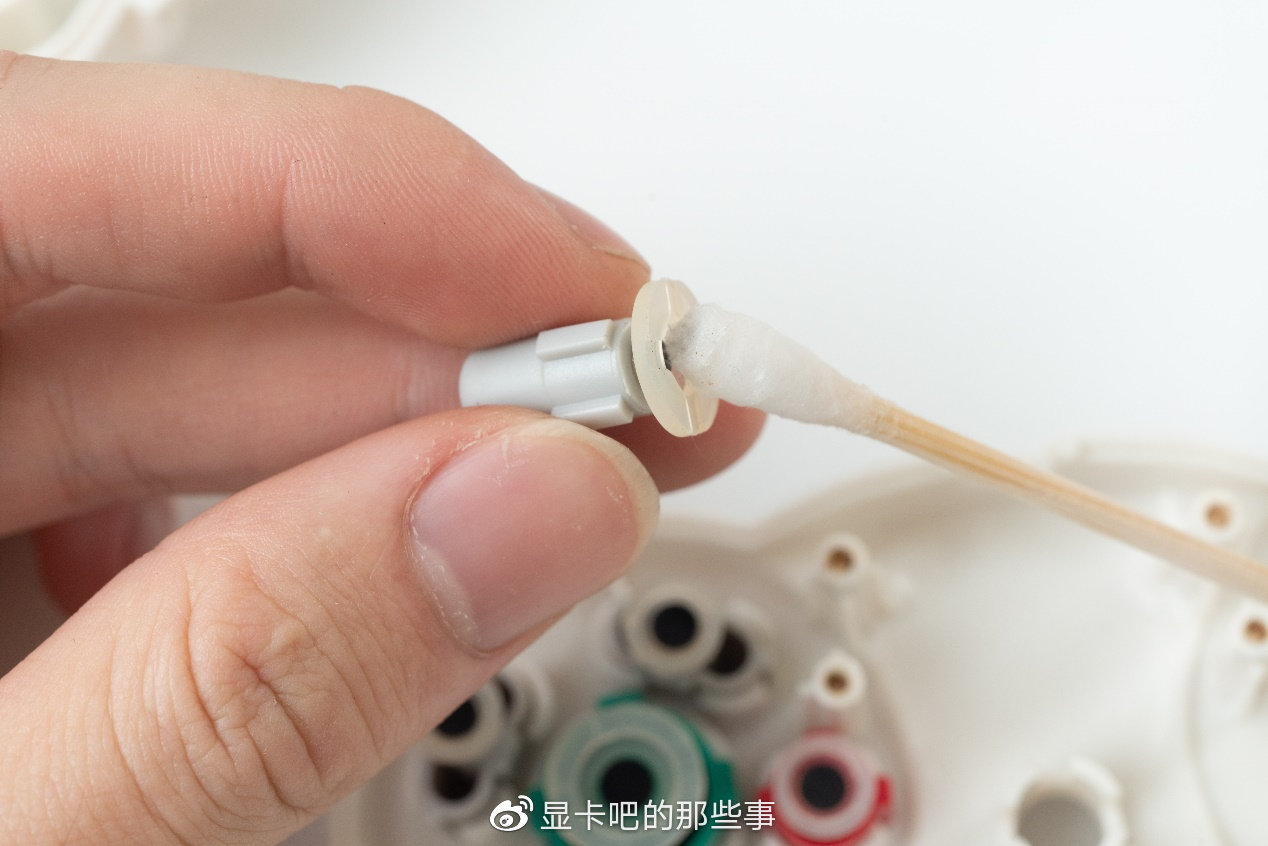 PCB插座与电动牙刷上的橡胶有黑色污垢