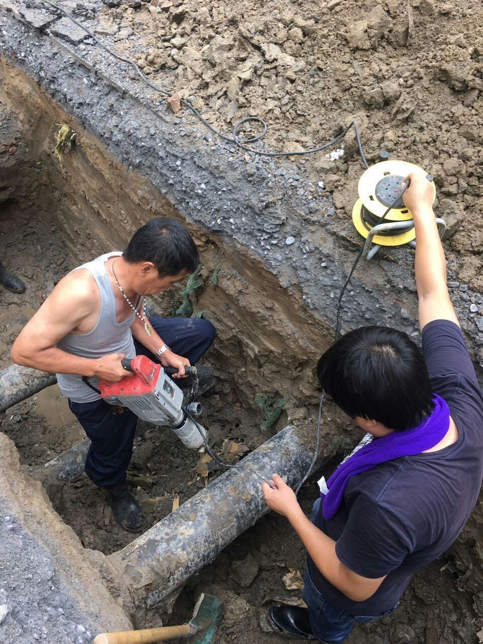 电水壶/电热杯与挖掘机挖下水管道