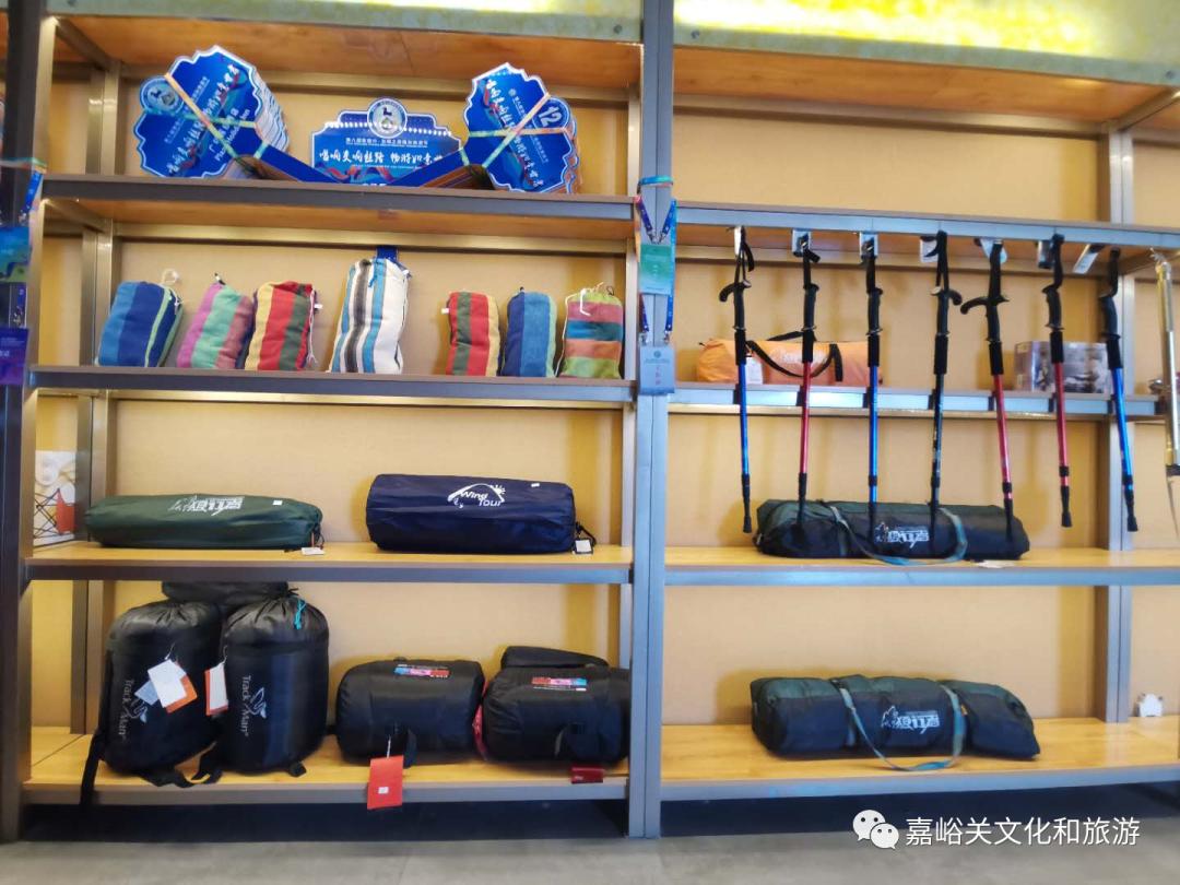 登山用品与护肩与丝巾展示柜效果图片大全