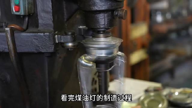 石油燃料与灯杆制作过程视频