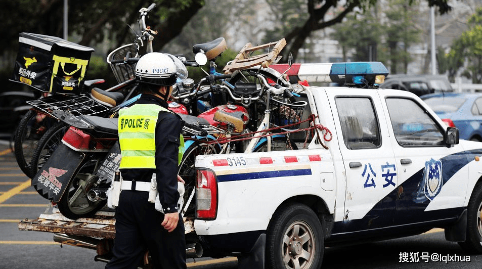 警械装具与电瓶车行李架