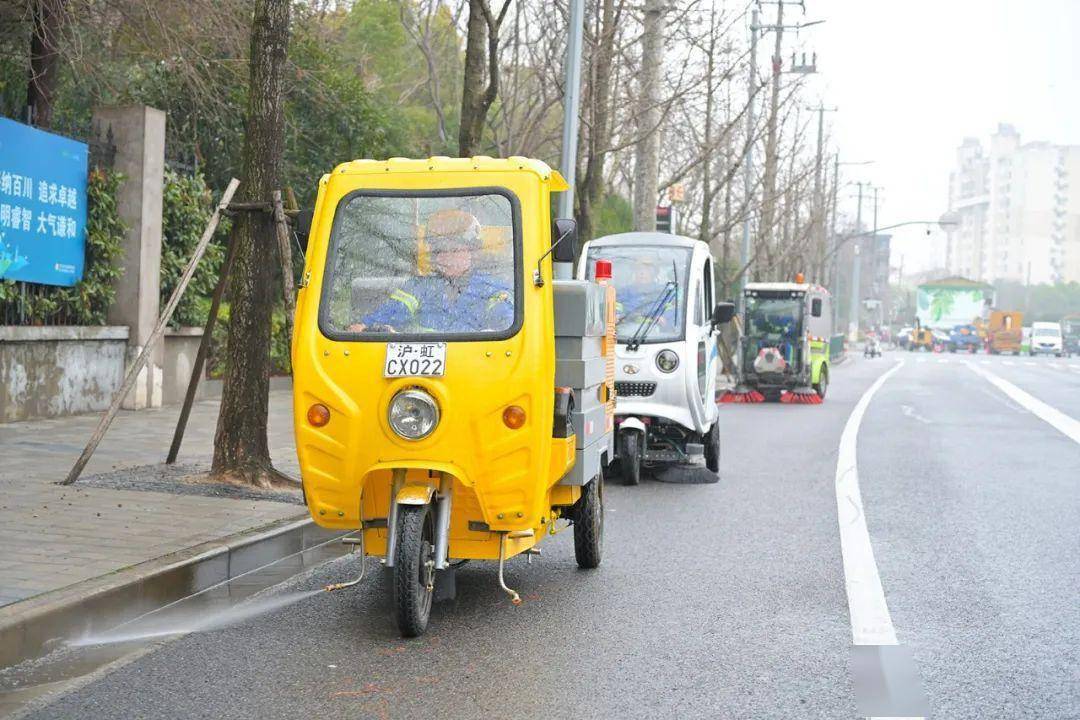 牛皮包与道路清扫车工作视频