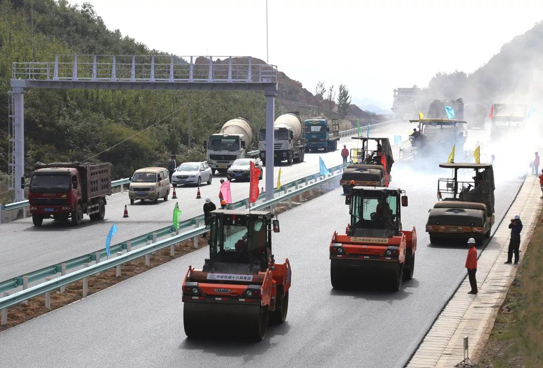 摩托车与公路机械化施工是