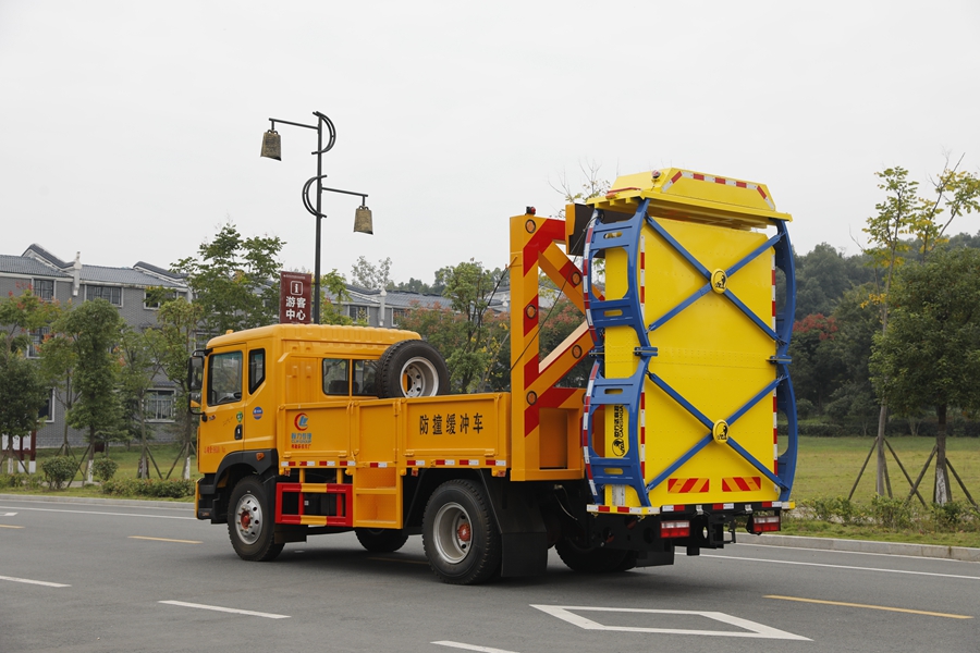 堆高车与污水高压冲洗车