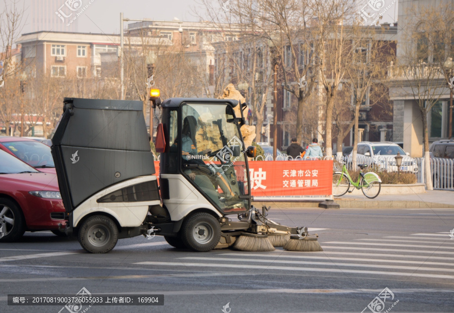 道路清扫车与灯杆灯箱图片