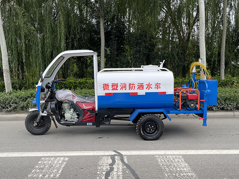 塑料水枪与三轮摩托车洒水车