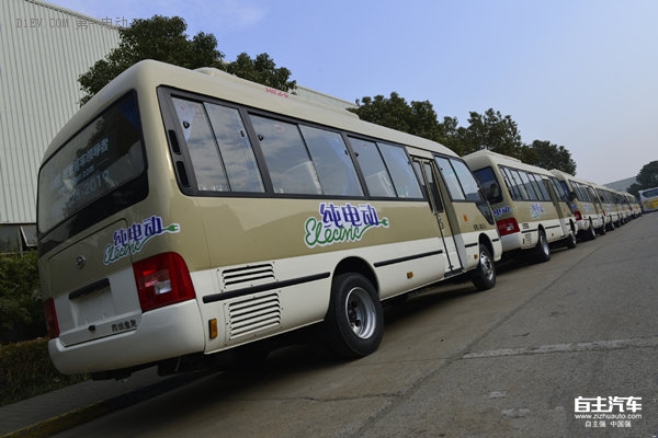 生活用纸与金龙旅行车