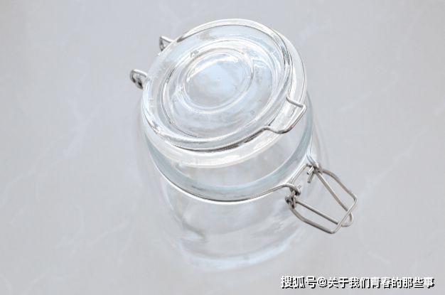 水晶器皿与塑料容器的危害