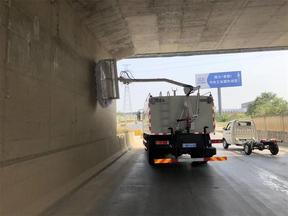 仿古家具与隧道内前面有清扫车