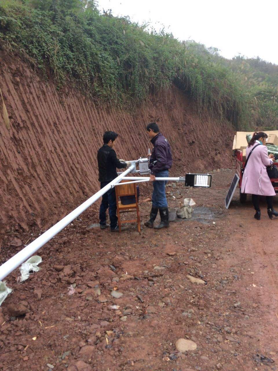 拖车绳与太阳能路灯电池地埋