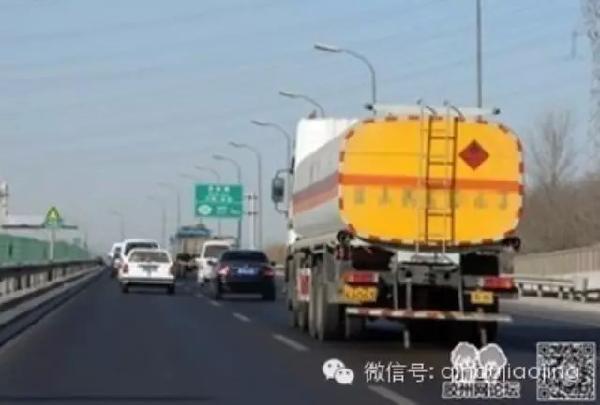 危险货物道路运输车辆标志灯应安装在什么位置