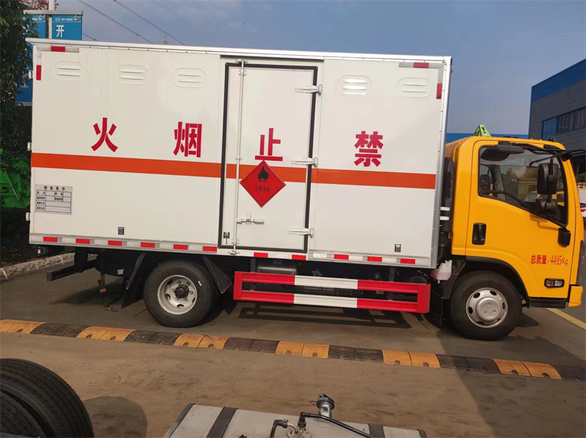 五十铃蓝牌危险品运输车