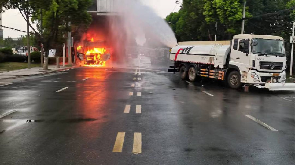 洒水车变消防车