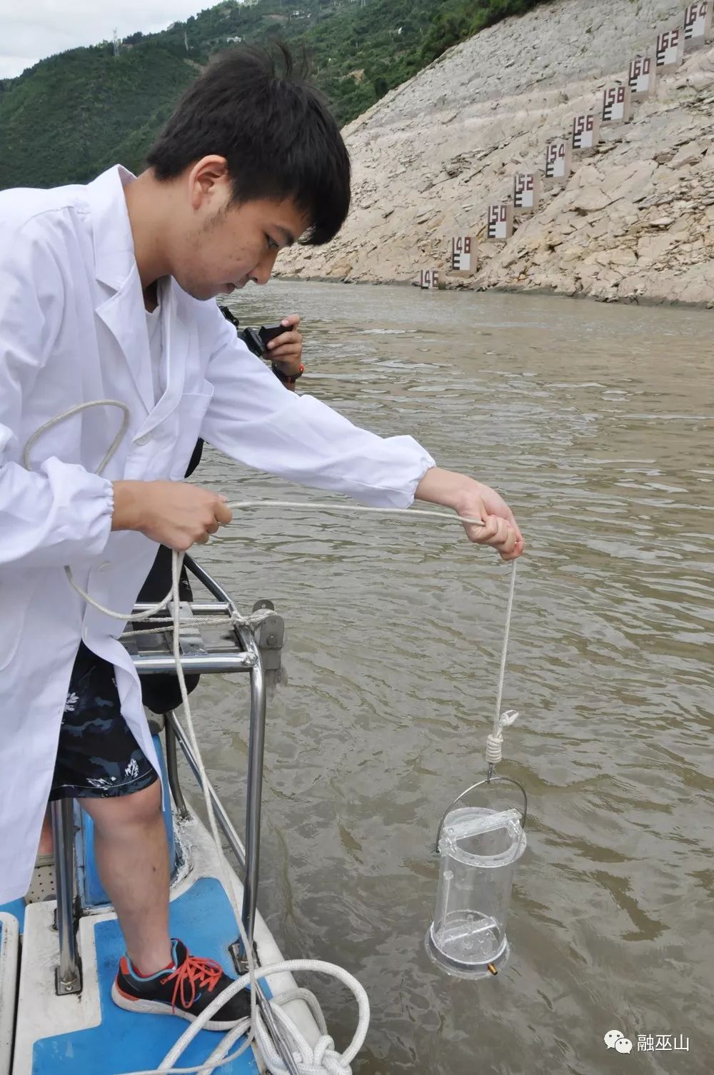 水上游艺设施与水镁石与真空测量仪器的区别是什么