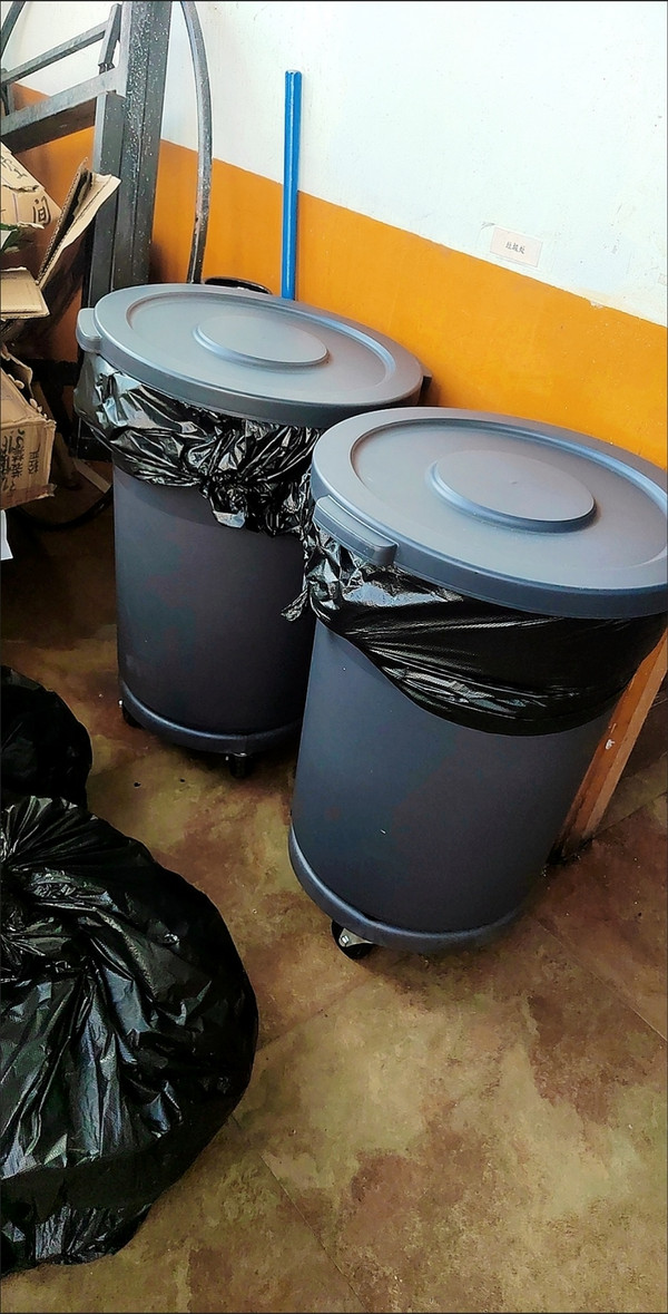 垃圾桶轮胎怎么卸