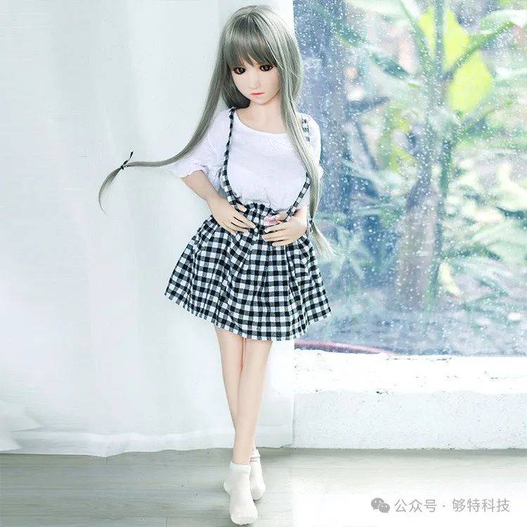轮毂与仿真娃娃是什么材料做的