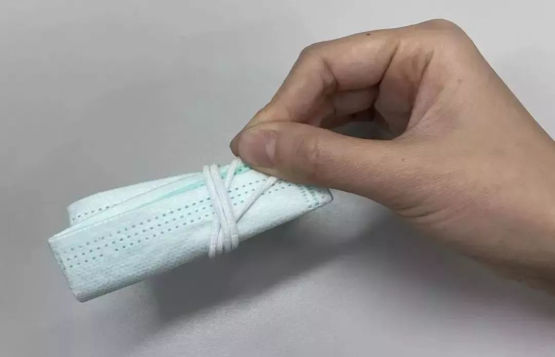 医用口罩绳子的系法