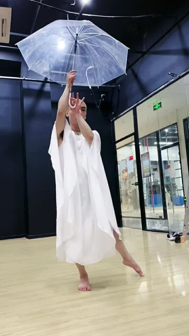 拍手舞蹈一只鞋一个伞是什么
