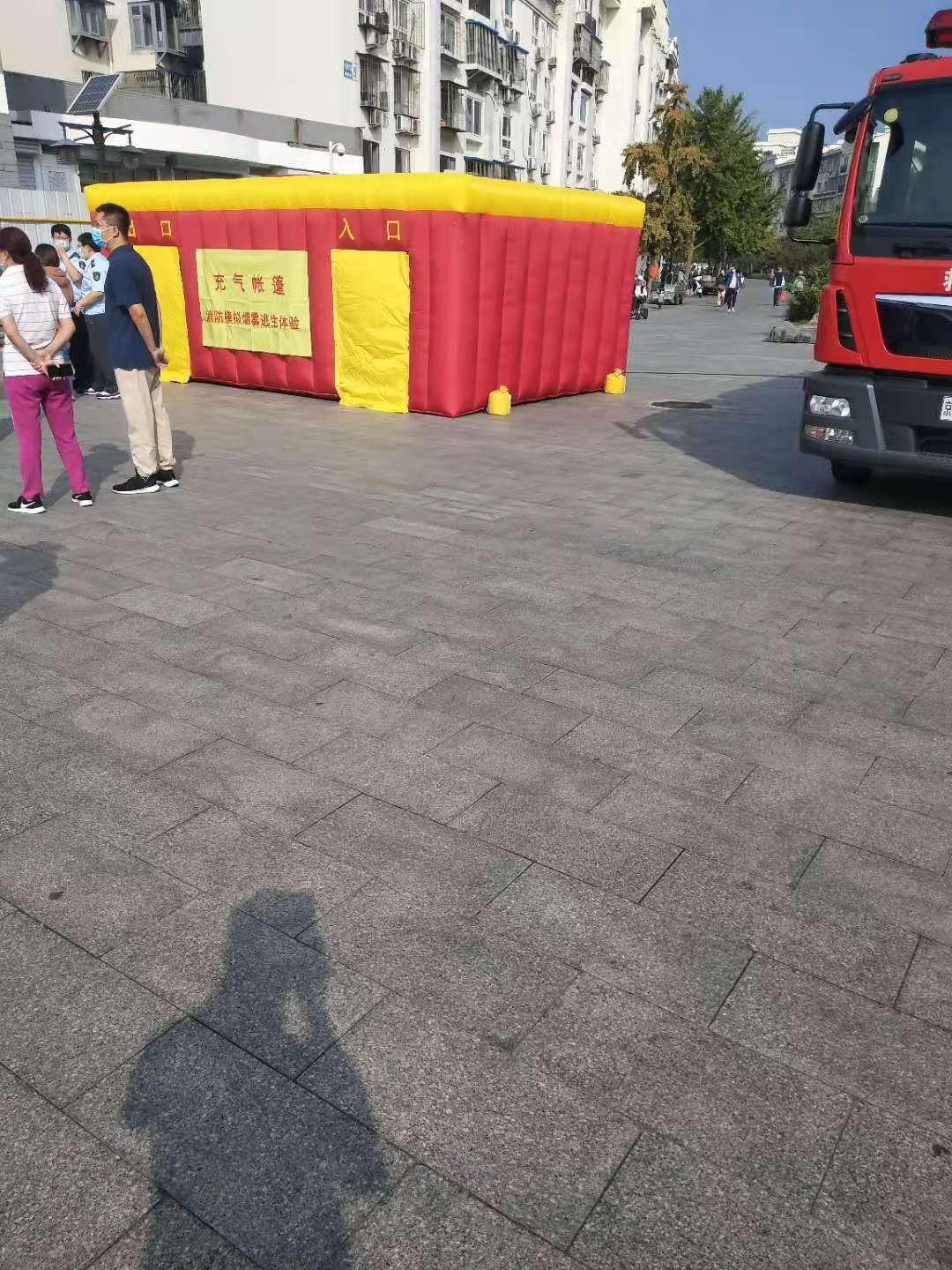 充气模型与防火设备与烟灰缸形状不符