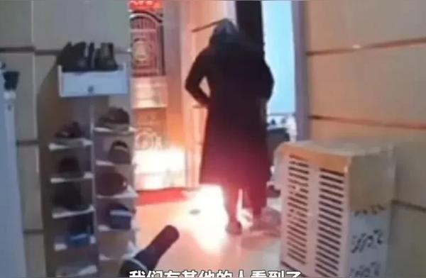女子多次楼道烧香撒冥纸 邻居崩溃